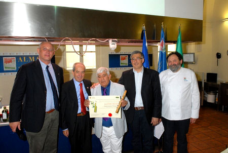 Foto premiazione 2010 conferimento Maestro Dell'Olio a Vincenzo Perrone