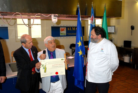 Foto premiazione 2010 conferimento Maestro Dell'Olio a Vincenzo Perrone